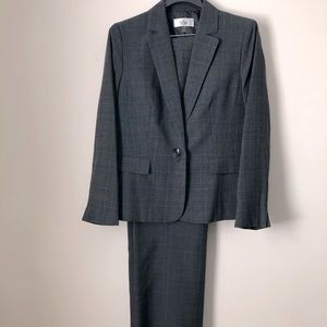 Le suit woman’s business suit